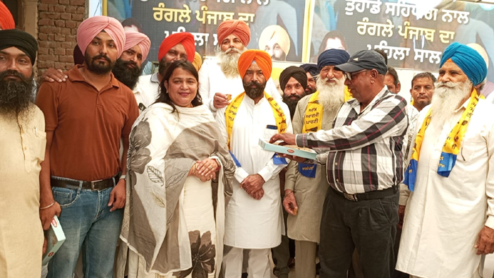 In another big blow to the Akali Dal, Jaildar Singh, the vice president of the BC wing of the Akali Dal of village Shamdu, took the side of the Aam Aadmi.